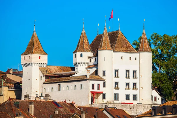 ナイオンの中世の城 スイスのヴォー州のジュネーヴ湖のほとりの町です — ストック写真