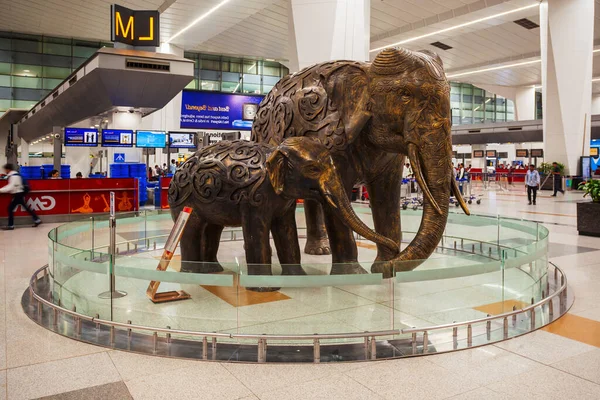 Nueva Delhi India Octubre 2019 Escultura Elefantes Aeropuerto Internacional Indira —  Fotos de Stock