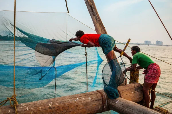 Кочин Индия Марта 2012 Года Неизвестные Рыбаки Китайские Рыболовные Сети — стоковое фото