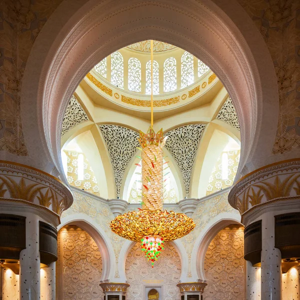 Abu Dhabi Uae Φεβρουαριου 2019 Πολυέλαιο Στην Αίθουσα Προσευχής Του — Φωτογραφία Αρχείου
