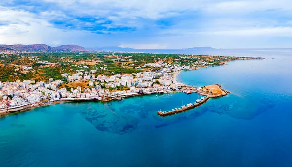 ハーソニソスは 空中パノラマビューを収容しています ヘルソニソスやシャルソニソスはギリシャのクレタ島の北にある町です — ストック写真