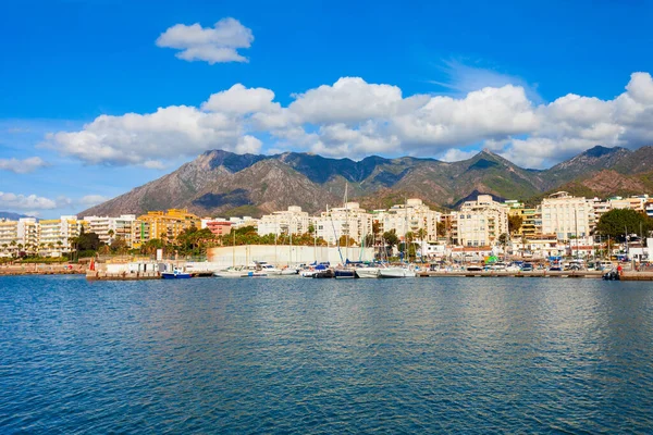 マルベージャマリーナまたはヨットとボートで市内港 Marbellaは スペインのアンダルシアのマラガ県の都市です — ストック写真