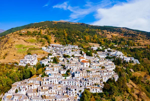 Capileira 파노라마 Capileira는 스페인 안달루시아에있는 그라나다 지방의 알프스 지역의 마을입니다 — 스톡 사진