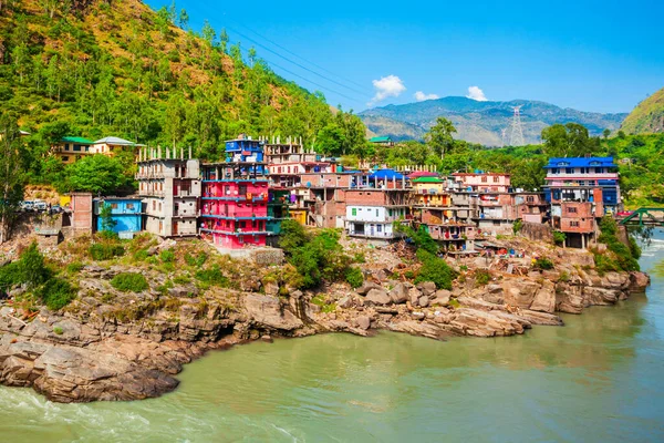 インドのヒマチャル プラデーシュ州ルーリ村とヒマラヤ山脈のサトレイ川 — ストック写真
