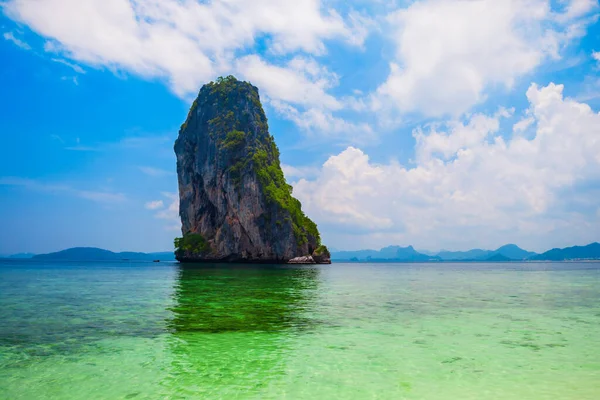 Пляж Красоты Известняковой Скалой Кристально Чистой Водой Таиланде — стоковое фото