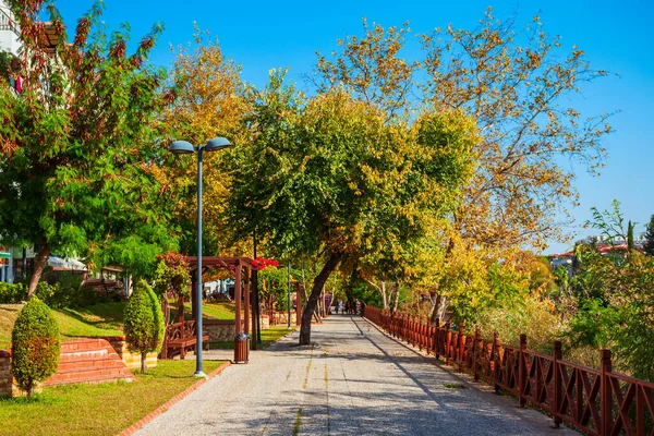 터키의 안탈리아 지역에 공원에 근처의 산책로 — 스톡 사진