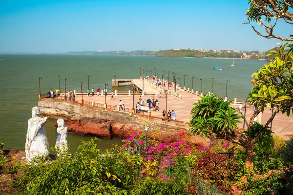 多纳波拉海角是印度果阿邦潘吉姆市的一个观点 — 图库照片