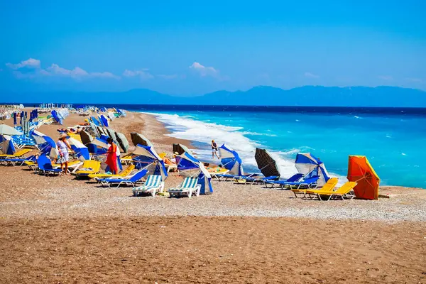 Lettini Con Ombrelloni Presso Spiaggia Della Città Rodi Nell Isola — Foto Stock