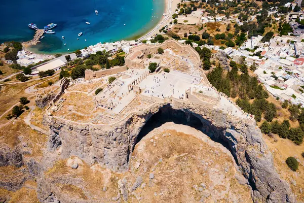 ชายหาดเซนต พอลและ Lindos Acropolis ทางอากาศในเกาะโรดส ในกร รูปภาพสต็อก