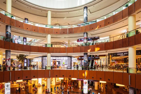 ドバイ アラブ首長国連邦 2019年2月25日 ドバイで2番目に大きいショッピングモールであるドバイモールのインテリア — ストック写真