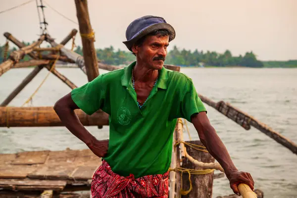 Cochin Indien März 2012 Unbekannter Fischer Und Chinesische Fischernetze Fort — Stockfoto
