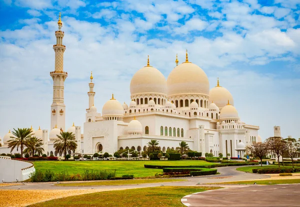 シェイク ザイド グランド モスクはアラブ首長国連邦最大のモスクで 首都アブダビに位置しています — ストック写真