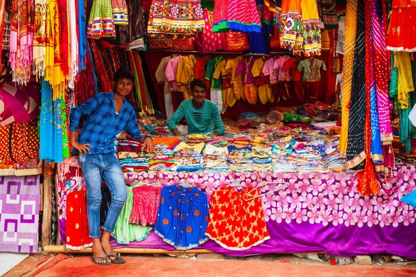 Delhi Índia Setembro 2019 Pequena Loja Com Vestidos Indianos Coloridos — Fotografia de Stock