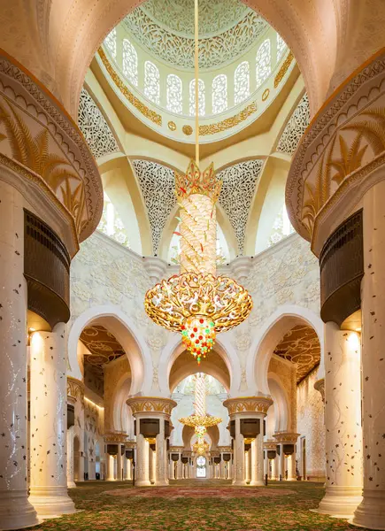 德雷吉 阿联酋 2019年2月28日 位于阿布扎比的阿联酋最大清真寺谢赫 扎耶德大清真寺祈祷大厅的吊灯 图库照片