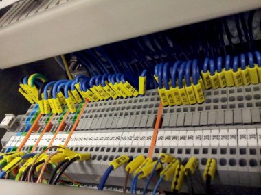 Etiketli kabloları olan elektrik dağıtım paneli