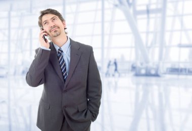 Genç iş adamı telefonda, ofiste.
