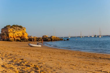 Ferragudo, Portekiz: Sahili, mağarası ve okyanusu olan güzel deniz manzarası. Praia Grande plajı. Ferragudo, Lagoa, Algarve, Portekiz