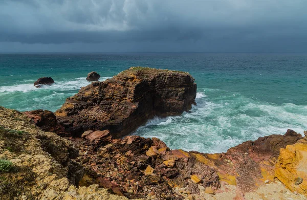 葡萄牙萨加尔附近阿尔加夫西海岸的悬崖 — 图库照片
