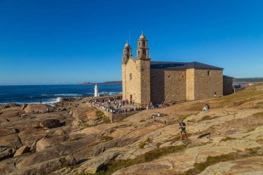 Muxia, A Coruna: Virxe de la Barca Sığınağı Atlantik kıyısındaki kayalar ön planda öğleden sonra ışığı altında