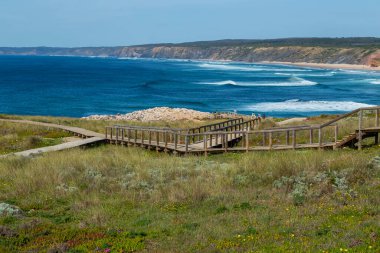 Sagres, Portekiz: Portekiz 'in Sagres kenti yakınlarındaki Algarve Batı Kıyısındaki uçurumlar