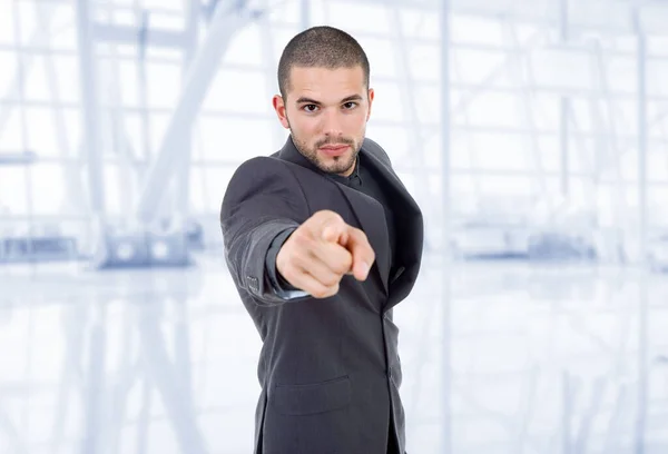 Geschäftsmann Anzug Zeigt Mit Dem Finger Auf Das Büro — Stockfoto