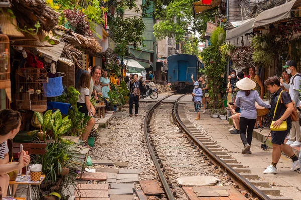 Hanoi Vietnam Vida Las Personas Que Viven Cerca Del Ferrocarril — Foto de Stock
