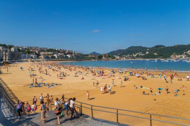 San Sebastian, Bask Ülkesi, İspanya: İspanya 'nın Bask bölgesinde San Sebastian şehrindeki La Concha plajının manzarası
