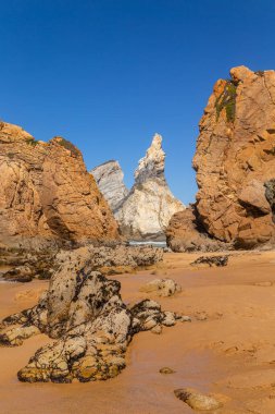 Praia Da Ursa Sahili, Sintra, Portekiz 'deki yüksek kaya kayalıkları. Atlantik Okyanusu dalgaları ve Portekiz 'de Cabo Da Roca yakınlarında kumlu plaj