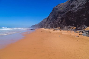 Portekiz, Algarve batı kıyısında güzel boş bir sahil.