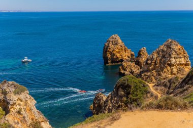 Lagos, Portekiz: Lagos 'ta Ponta da Piedade' yi ziyaret eden turistler. Algarve, Portekiz