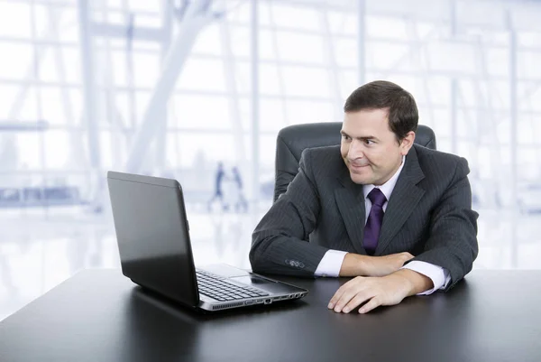Üzleti Ember Dolgozik Laptop Irodában — Stock Fotó