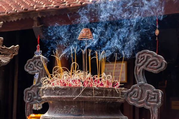 stock image Ho Chi Minh City, Vietnam: Khai Quang Diem Nhan ceremony (Open eyes) praying for lion and dragon dance at Thien Hau temple