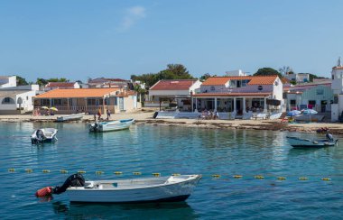 Olhao, Portekiz: Ria Formosa 'daki Armona Adası. Olhao, Algarve, Portekiz