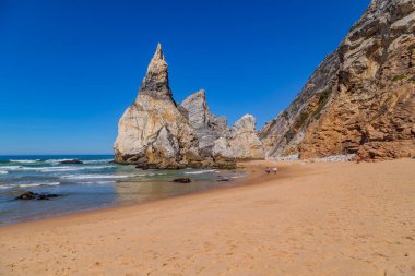 Sintra, Portekiz: Portekiz, Lizbon yakınlarındaki Sintra 'da insanlarla birlikte Praia da Ursa (Ursa Sahili).