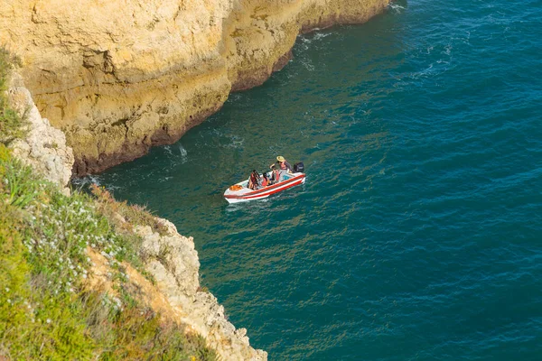葡萄牙阿尔加维Ponta Piedade 游客们欣赏小船上壮观的岩层 — 图库照片