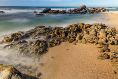 Portekiz 'in kuzeyindeki Povoa de Vazim' de okyanusa uzun süre maruz kalmış.