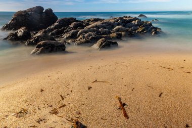 Portekiz 'in kuzeyindeki Povoa de Vazim' de okyanusa uzun süre maruz kalmış.