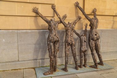 Brüksel, Belçika: Kongolu sanatçı Freddy Tsimba 'nın Orta Afrika Kraliyet Müzesi önündeki heykeli