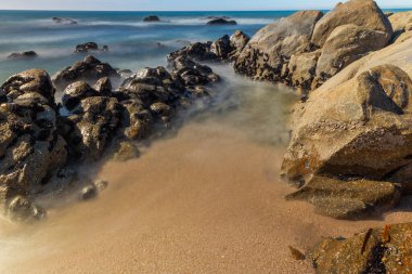Portekiz 'in kuzeyindeki Povoa de Vazim' de okyanusa uzun süre maruz kalmış.