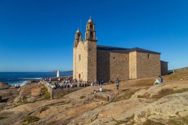 Muxia, A Coruna: Virxe de la Barca Sığınağı Atlantik kıyısındaki kayalar ön planda öğleden sonra ışığı altında