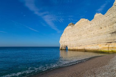 Etretat 'taki kireçtaşı kayalıkları, Normandiya kıyıları, Fransa