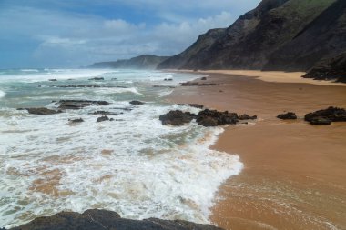Portekiz, Algarve batı kıyısında güzel boş bir sahil.