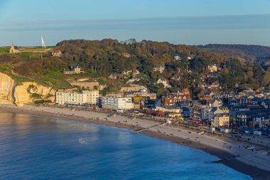 Normandiya 'daki Etretat plajı manzarası, tebeşir kayalıklarıyla tanınan popüler bir Fransız sahil kasabası.