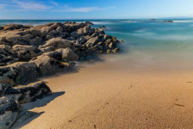 Portekiz 'in kuzeyindeki Povoa de Vazim' de okyanusa uzun süre maruz kalmış.