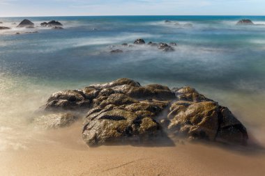 Portekiz 'in kuzeyindeki Povoa de Vazim' de okyanusa uzun süre maruz kalmış.