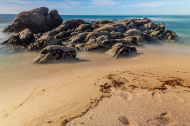 Portekiz 'in kuzeyindeki Povoa de Vazim' de okyanusa uzun süre maruz kalmış.