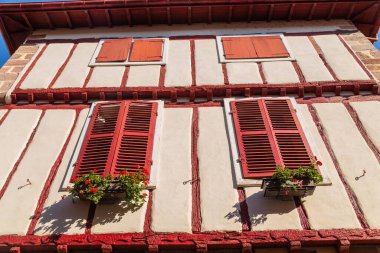Saint-Jean-Pied-de-Port 'taki geleneksel Bask binasının önü. Fransız Bask Ülkesi, Low Navarre, Atlantik Pireneleri, Aquitaine, Fransa
