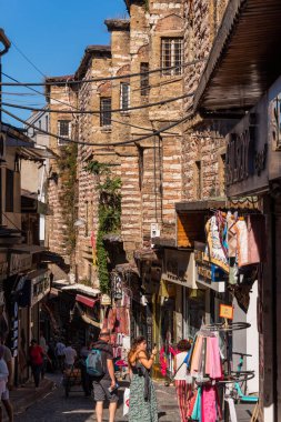 İstanbul, Türkiye. Tipik ticari bir sokakta yürüyen vatandaşlar. İstanbul, Türkiye.