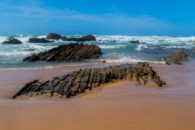 Portekiz, Algarve batı kıyısında güzel boş bir sahil.
