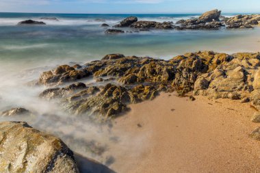 Portekiz 'in kuzeyindeki Povoa de Vazim' de okyanusa uzun süre maruz kalmış.